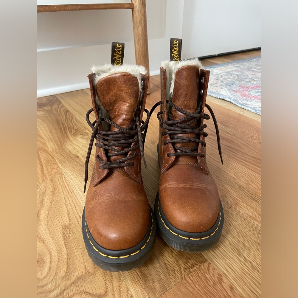 DR. MARTENS 1460 Serena
Faux Fur Lined Ankle Leather Boots